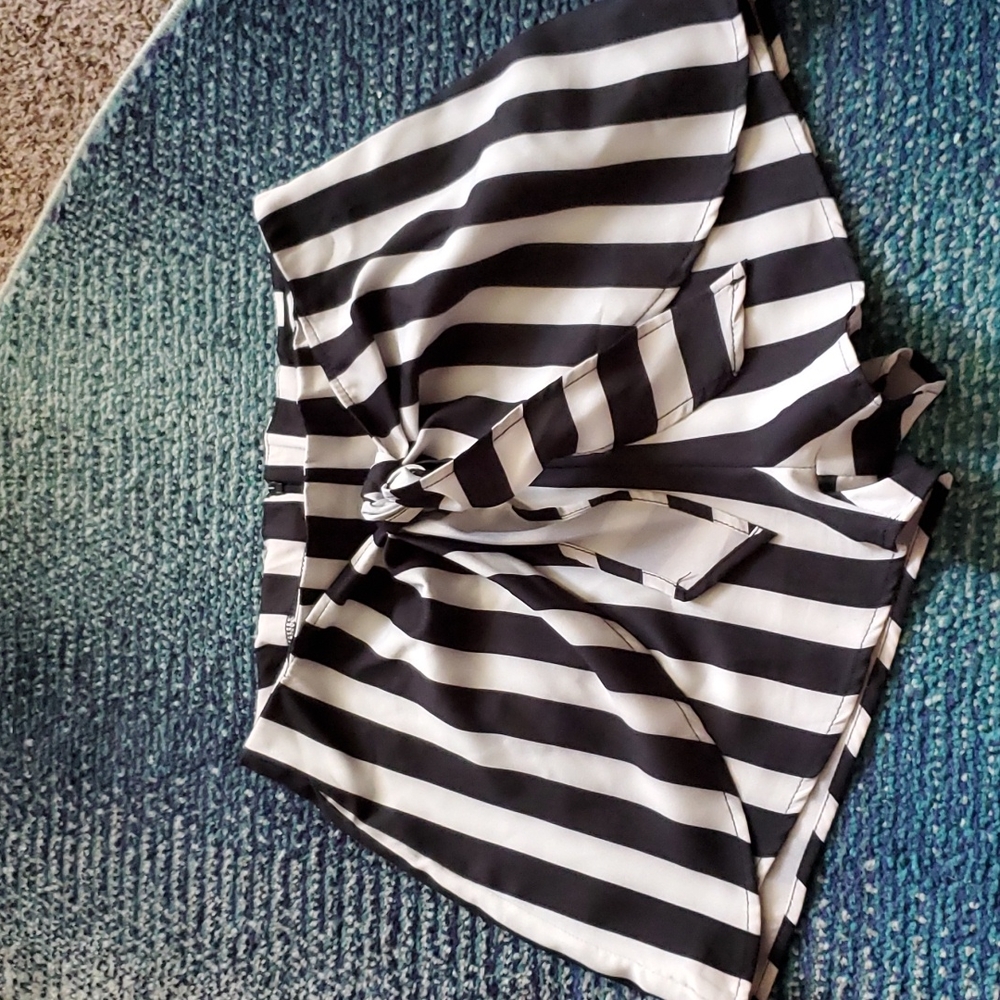 Tie-front high-waisted shorts NWOT